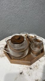 ⁦طقم كاسات شاي + ابريق + صينية خشب⁩ - الصورة ⁦2⁩